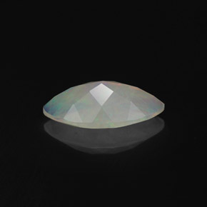 1.18カラットの天然マルチカラーオパール（11.9×6.1 mm・透明）