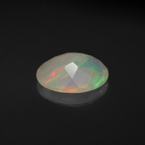 1.40カラットの天然マルチカラーオパール（10.1×8.1 mm・オーバルカット）