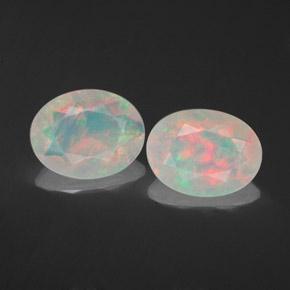 カラットの天然マルチカラーオパール（8.9×6.7 mm・透明）