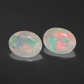 カラットの天然マルチカラーオパール（8.9×6.7 mm・透明）