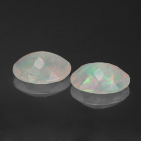 カラットの天然マルチカラーオパール（8.9×6.7 mm・透明）