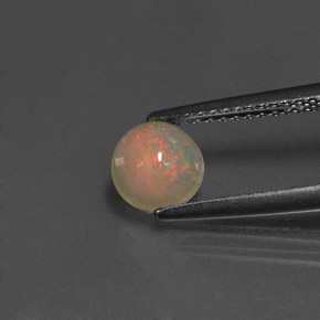 0.58カラットの天然マルチカラーオパール（6.25 mm・透明）