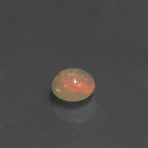 0.58カラットの天然マルチカラーオパール（6.25 mm・透明）