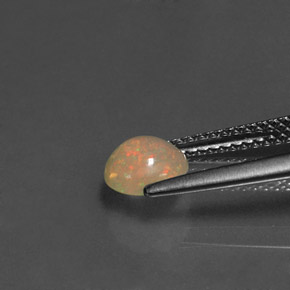0.58カラットの天然マルチカラーオパール（6.25 mm・透明）