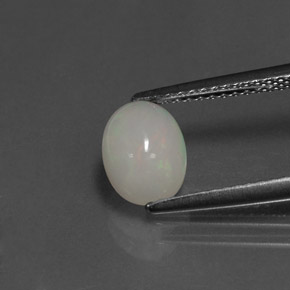 0.95カラットの天然マルチカラーオパール（8.2×6.2 mm・透明）