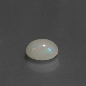0.95カラットの天然マルチカラーオパール（8.2×6.2 mm・透明）
