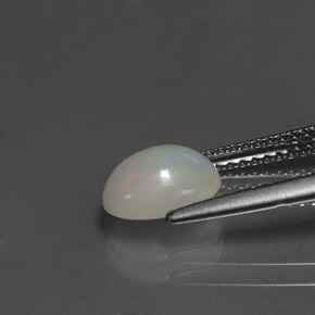 0.95カラットの天然マルチカラーオパール（8.2×6.2 mm・透明）