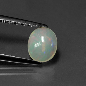 0.96カラットの天然マルチカラーオパール（8.7×7.2 mm・透明）