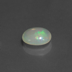 0.96カラットの天然マルチカラーオパール（8.7×7.2 mm・透明）