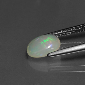 0.96カラットの天然マルチカラーオパール（8.7×7.2 mm・透明）