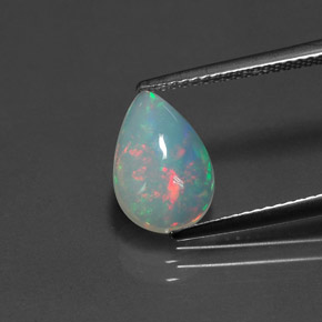 1.37カラットの天然マルチカラーオパール（11.5×7.9 mm・透明）