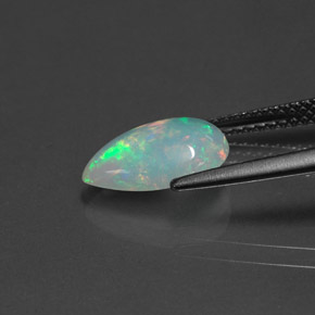 1.37カラットの天然マルチカラーオパール（11.5×7.9 mm・透明）
