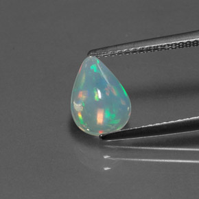1.07カラットの天然マルチカラーオパール（9.7×7.1 mm・洋梨の形）
