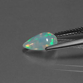1.07カラットの天然マルチカラーオパール（9.7×7.1 mm・洋梨の形）