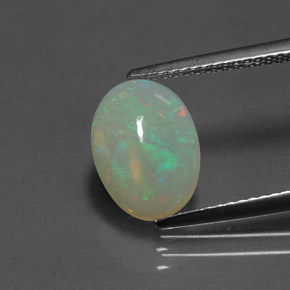 1.62カラットの天然マルチカラーオパール（11.4×8.2 mm・透明）