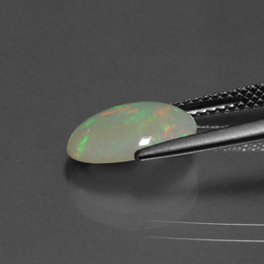 1.62カラットの天然マルチカラーオパール（11.4×8.2 mm・透明）