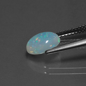 1.14カラットの天然マルチカラーオパール（8.6×6.8 mm・オーバルカット）