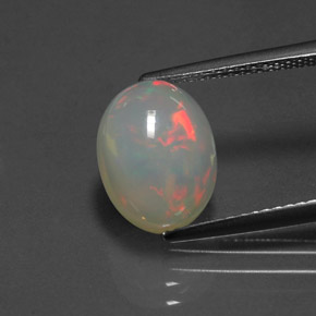 2.83カラットの天然マルチカラーオパール（11.3×8.5 mm・透明）