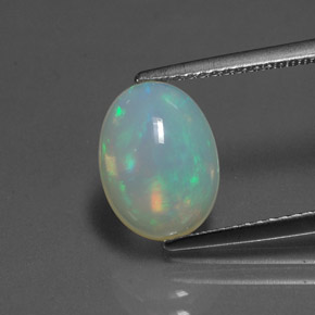 2.16カラットの天然マルチカラーオパール（11.2×8.4 mm・透明）