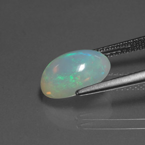 2.16カラットの天然マルチカラーオパール（11.2×8.4 mm・透明）