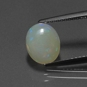 0.76カラットの天然マルチカラーオパール（8.9×7.2 mm・透明）