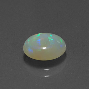 0.76カラットの天然マルチカラーオパール（8.9×7.2 mm・透明）