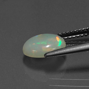 0.76カラットの天然マルチカラーオパール（8.9×7.2 mm・透明）