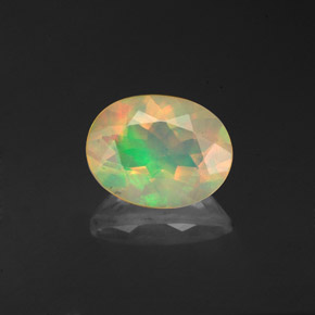 1.22カラットの天然マルチカラーオパール（9.2×7.1 mm・透明）