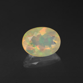 1.22カラットの天然マルチカラーオパール（9.2×7.1 mm・透明）