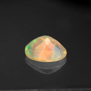 1.22カラットの天然マルチカラーオパール（9.2×7.1 mm・透明）