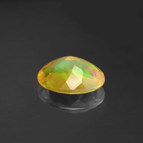 1.30カラットの天然マルチカラーオパール（9.5×7.4 mm・透明）