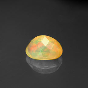 1.10カラットの天然マルチカラーオパール（8.3×6.2 mm・透明）