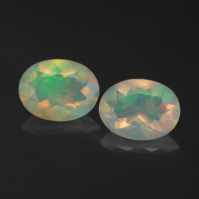 カラットの天然マルチカラーオパール（9×7 mm・透明）