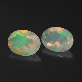カラットの天然マルチカラーオパール（9×7 mm・透明）