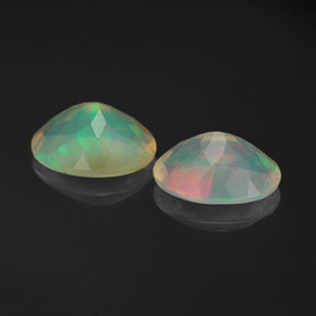 カラットの天然マルチカラーオパール（9×7 mm・透明）