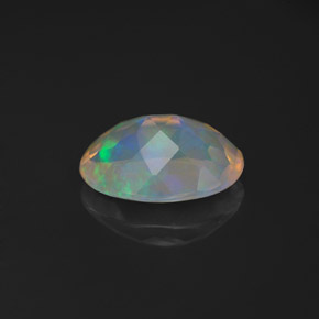 0.97カラットの天然マルチカラーオパール（9×7 mm・透明）