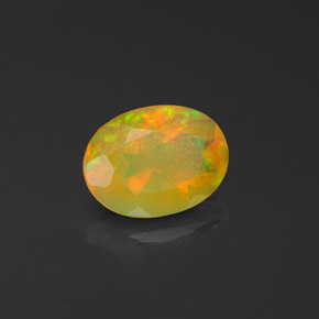 0.90カラットの天然マルチカラーオパール（8.3×6.3 mm・透明）