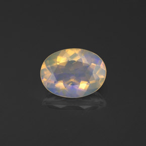 0.84カラットの天然マルチカラーオパール（8.1×6.1 mm・透明）