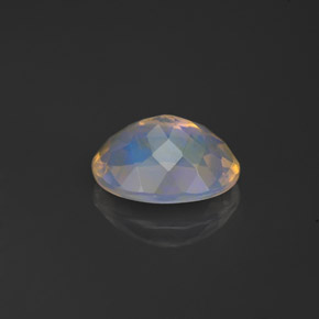 0.84カラットの天然マルチカラーオパール（8.1×6.1 mm・透明）