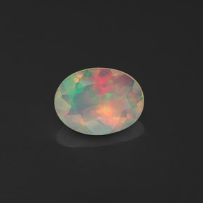 0.63カラットの天然マルチカラーオパール（8.3×6.2 mm・透明）