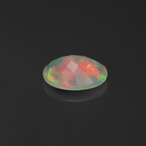 0.63カラットの天然マルチカラーオパール（8.3×6.2 mm・透明）