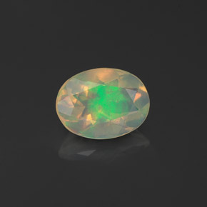 0.78カラットの天然マルチカラーオパール（8.2×6.2 mm・透明）