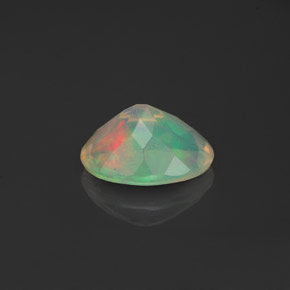 0.78カラットの天然マルチカラーオパール（8.2×6.2 mm・透明）