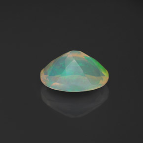 0.93カラットの天然マルチカラーオパール（8.3×6.2 mm・透明）