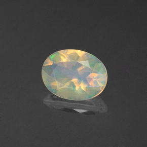 0.83カラットの天然マルチカラーオパール（8.3×6.3 mm・透明）