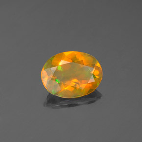 0.71カラットの天然マルチカラーオパール（8×6 mm・透明）