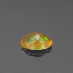 0.71カラットの天然マルチカラーオパール（8×6 mm・透明）