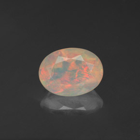 0.89カラットの天然マルチカラーオパール（8.2×6.1 mm・透明）