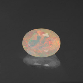 0.89カラットの天然マルチカラーオパール（8.2×6.1 mm・透明）