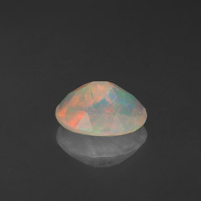 0.89カラットの天然マルチカラーオパール（8.2×6.1 mm・透明）